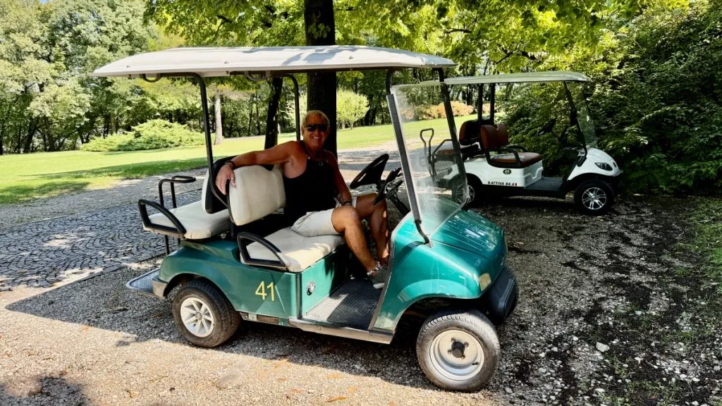 Med golfbil i Parco Giardini Sigurtá
