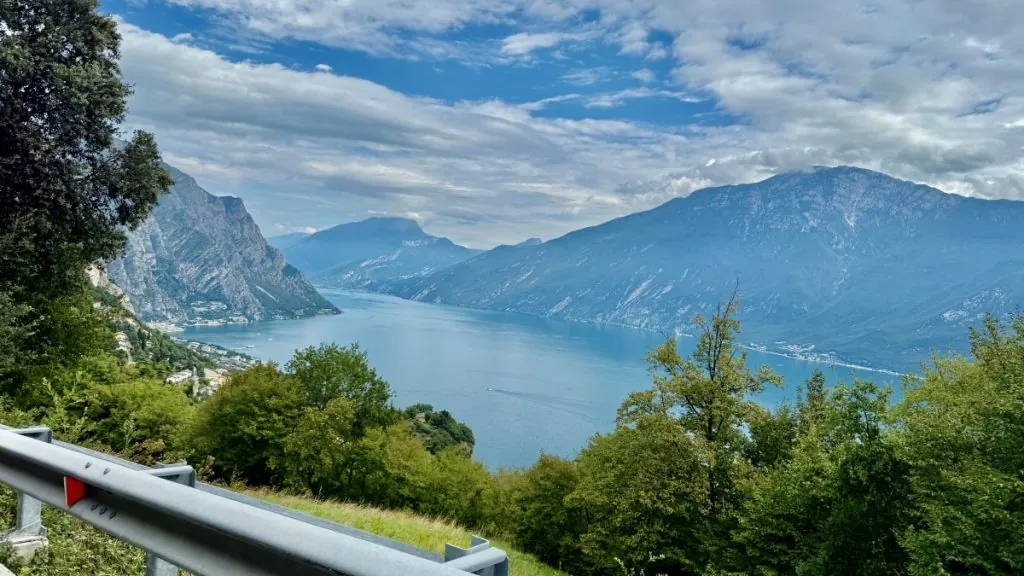 Vägen ner mot Limosine efter att vi kört Strada della Forra