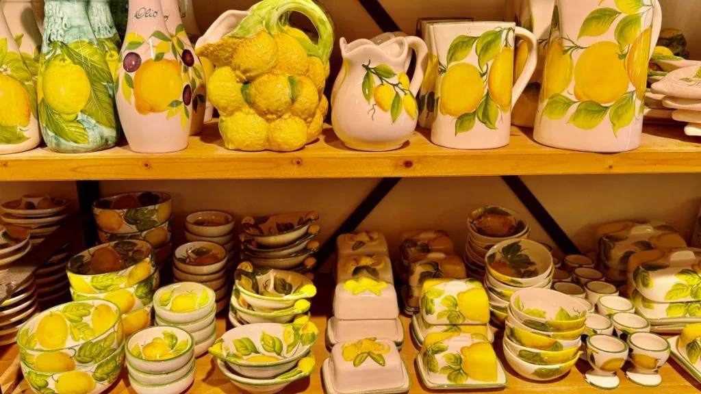 Porslin med citronmönster