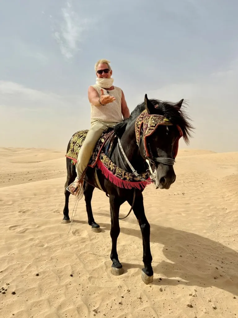 Peter från FREEDOMtravel på hästryggen