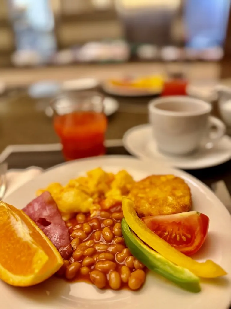 Hotellfrukost