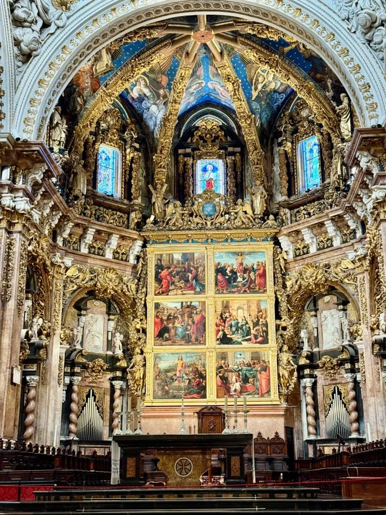 Katedral altare