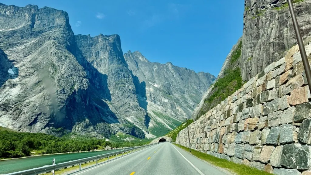 Bergig väg i Norge