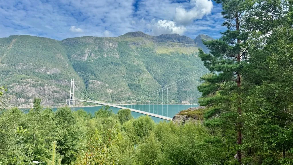 Bro över Hardangerfjorden