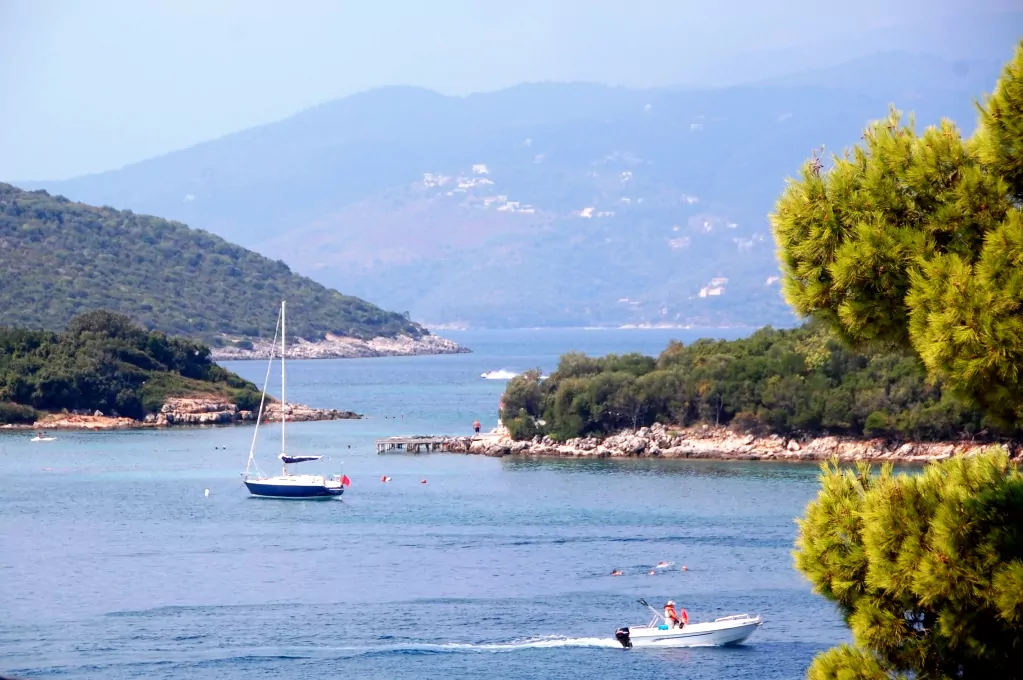 Den grekiska ön Korfu ligger strax utanför Ksamil, Albanien