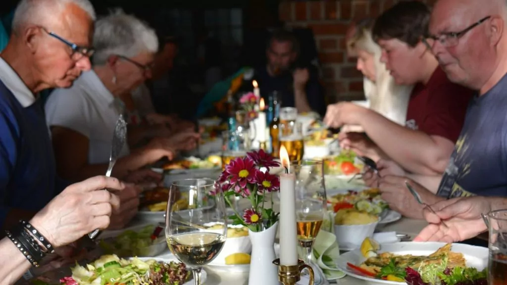 Med husbil i Wismar, hela husbilsgänget äter middag på Alter Schwede