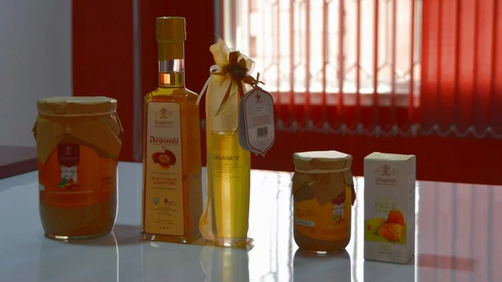 Olika produkter av arganolja på Tamaynote Women Agricultural Cooperative