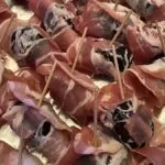 Baconlindade dadlar – sötsalt tilltugg till festen