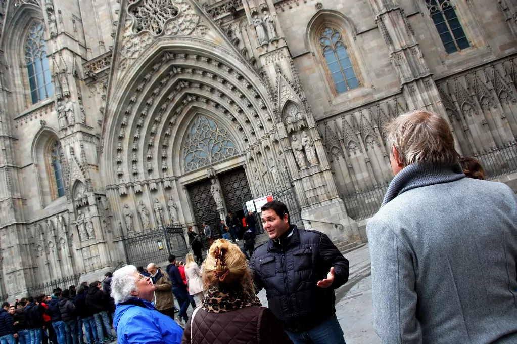 Här berättar vår guide entusiastiskt utanför Catedral i El barri Gotic