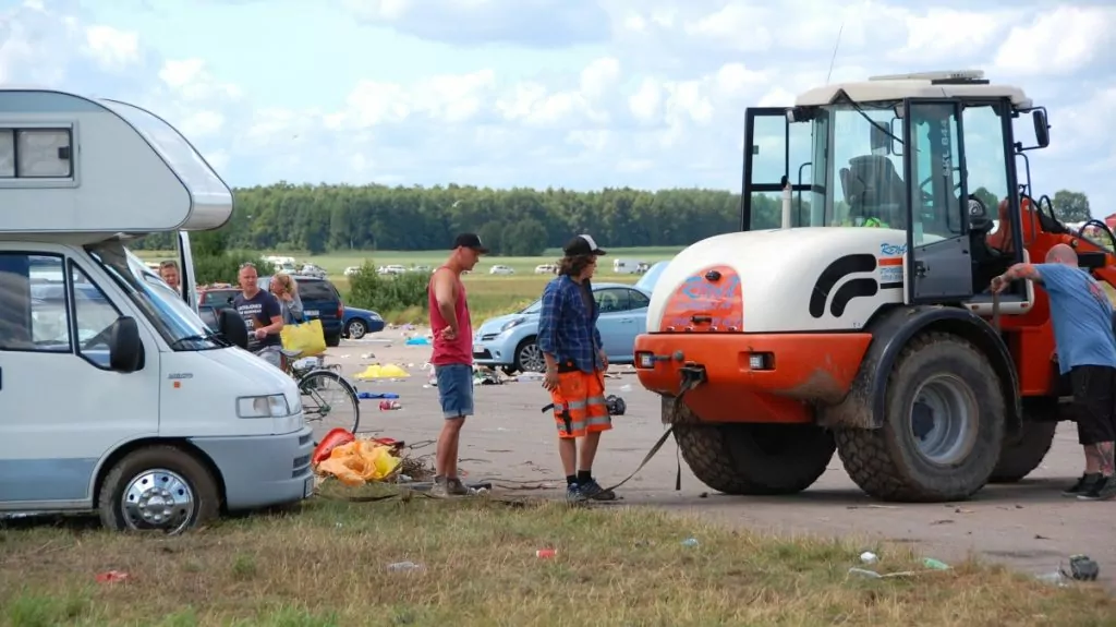 En husbil fastnade i leran och fick hjälp av en traktor, men vajern gick sönder