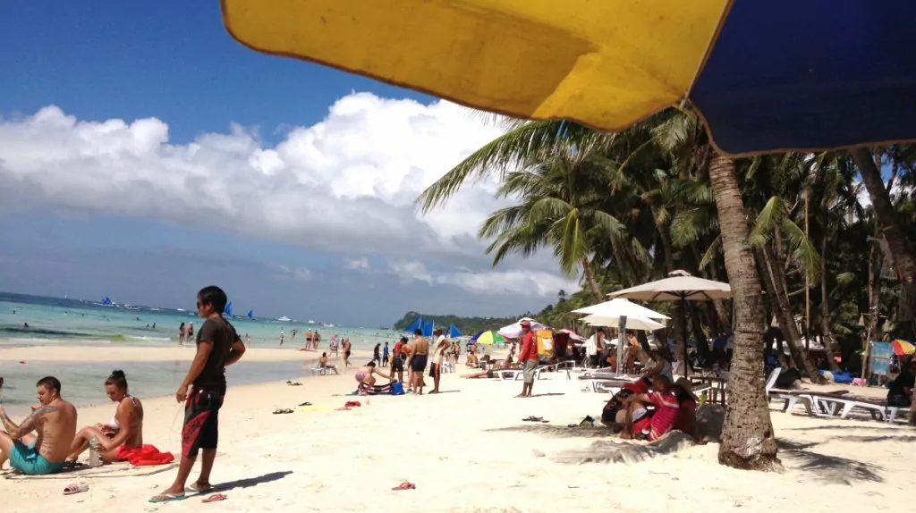 Sandstranden på White beach är ca tre kilometer lång