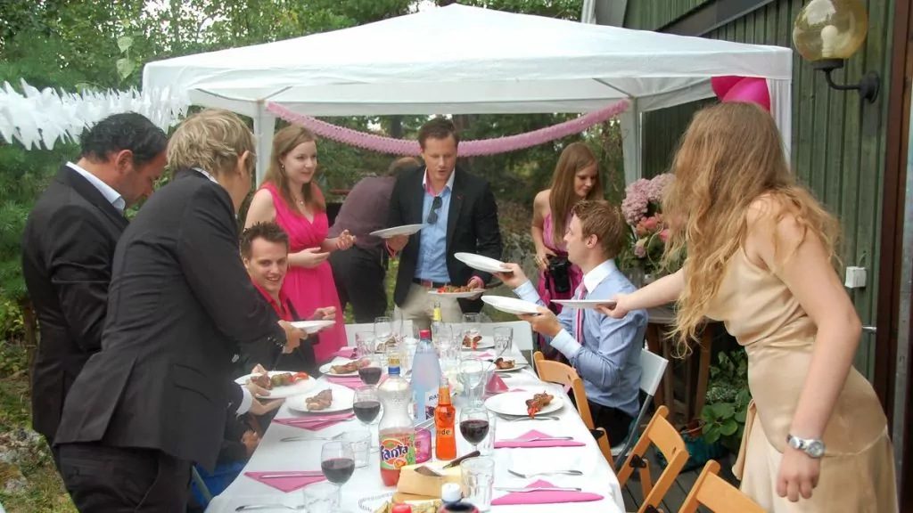 Bröllopsmiddagen - här serverades vi goda grillspett direkt från grillen
