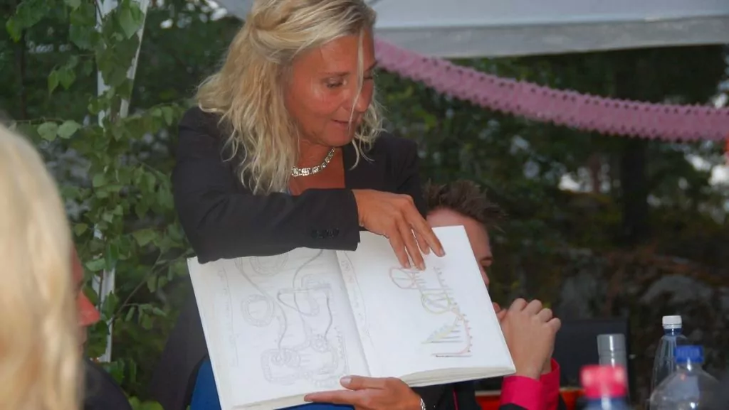 Robins mamma Jeanette visade tidiga verk av Robin - som på den tiden hade ett stort intresse för berg- och dalbanor