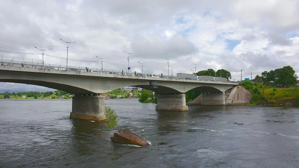 Narva i Estland och bro till Ryssland