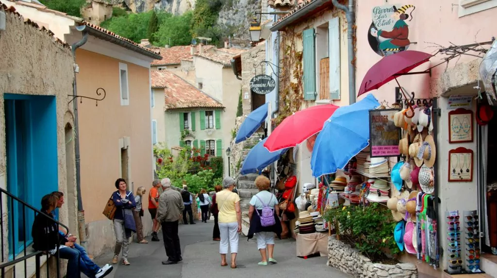 Mysiga gränder i Moustiers Sainte Marie 