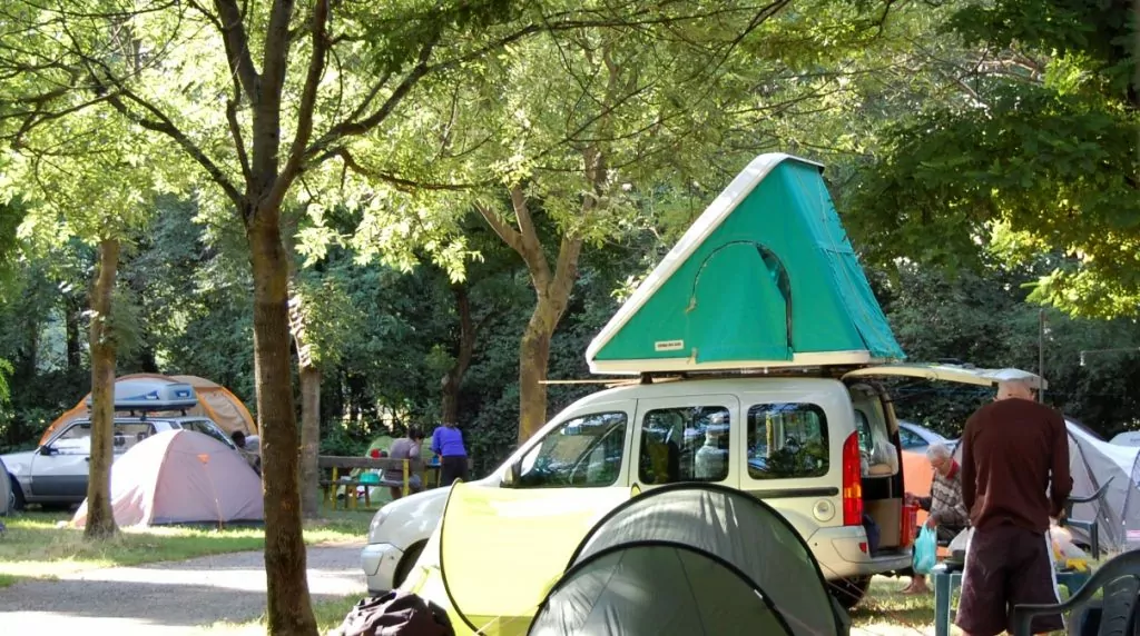 Campingbil med tält