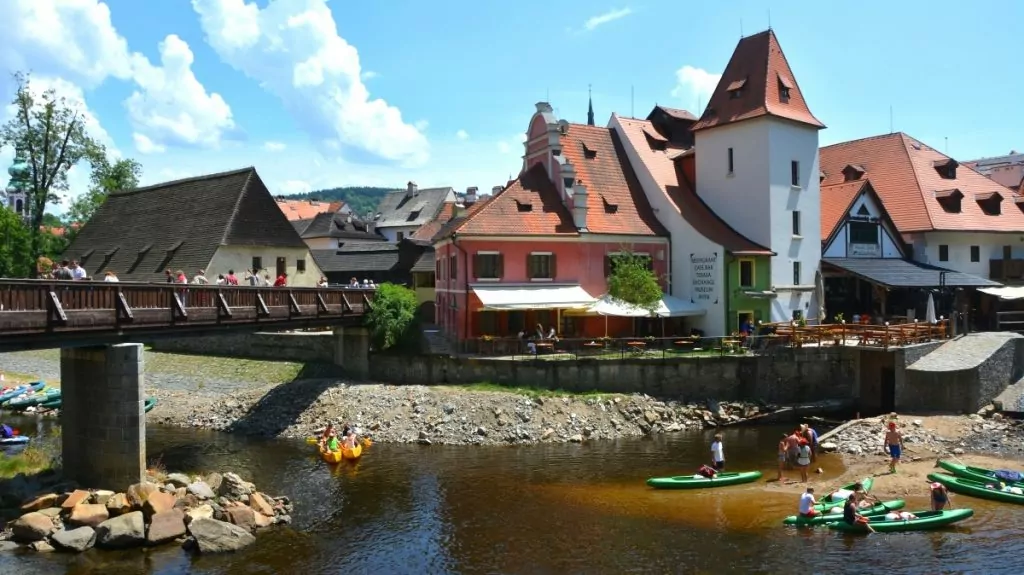 Unesco världsarv i Tjeckien - Gummibåtar och kanoter på floden Vltava