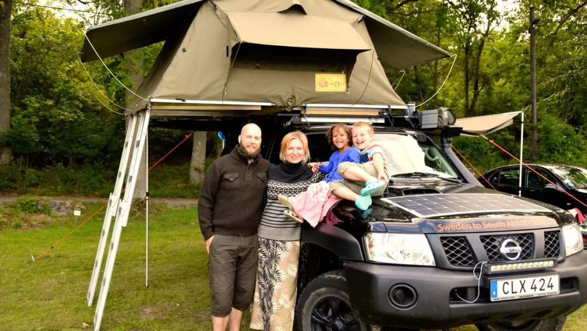 Ida Marken tillsammans med familjen framför bilen som ska ta dem genom Afrika