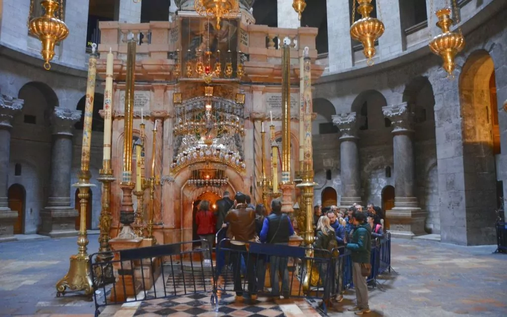 Den heliga gravens kyrka, en av alla sevärdheter i Jerusalem