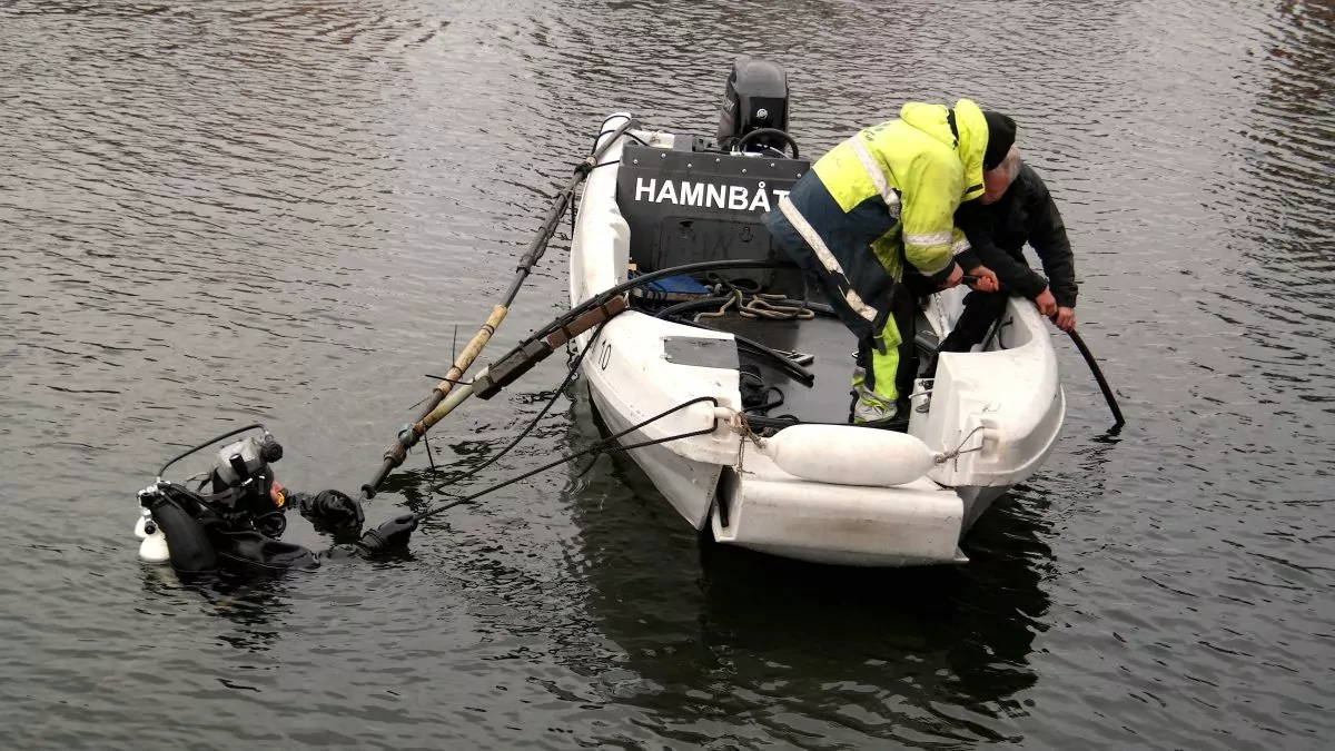 Oväntad dramatik! Dykare utanför vår husbåt ...