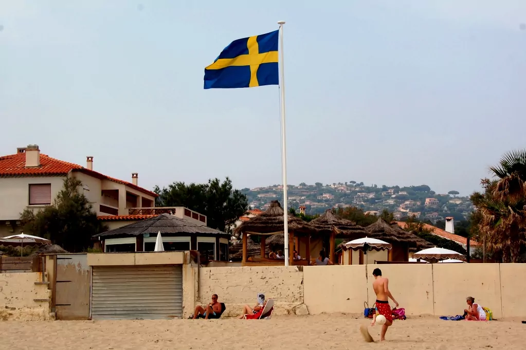 En av de första sakerna vi såg på stranden - en svensk flagga!