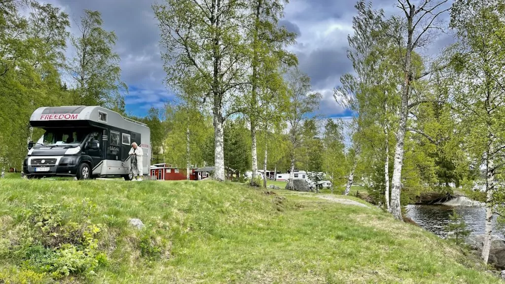 Nybörjare på camping - glöm inte dra in elkabeln