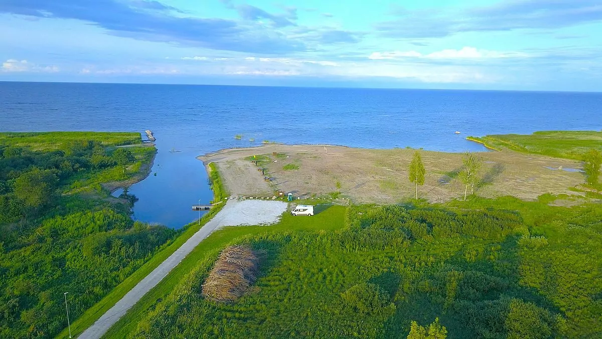 Fricamping vid sjön Peipus i Estland