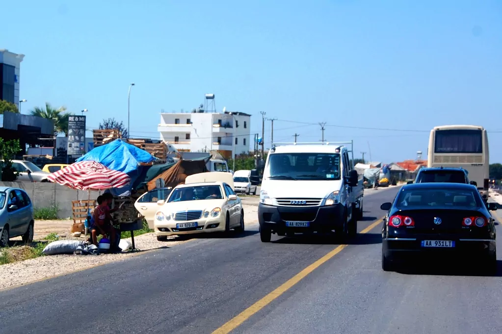Försäljare vid den albanska motorvägen