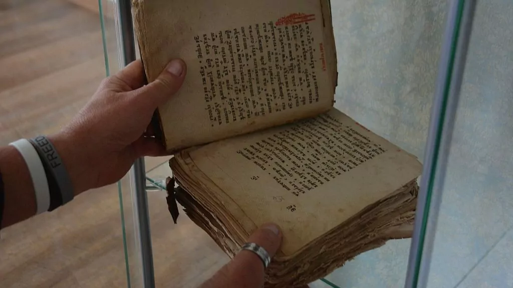 Gammal bok på museum vid sjön Peipus i Estland