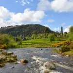 Den heliga klosterbyn Glendalough – och Irlands högsta vattenfall