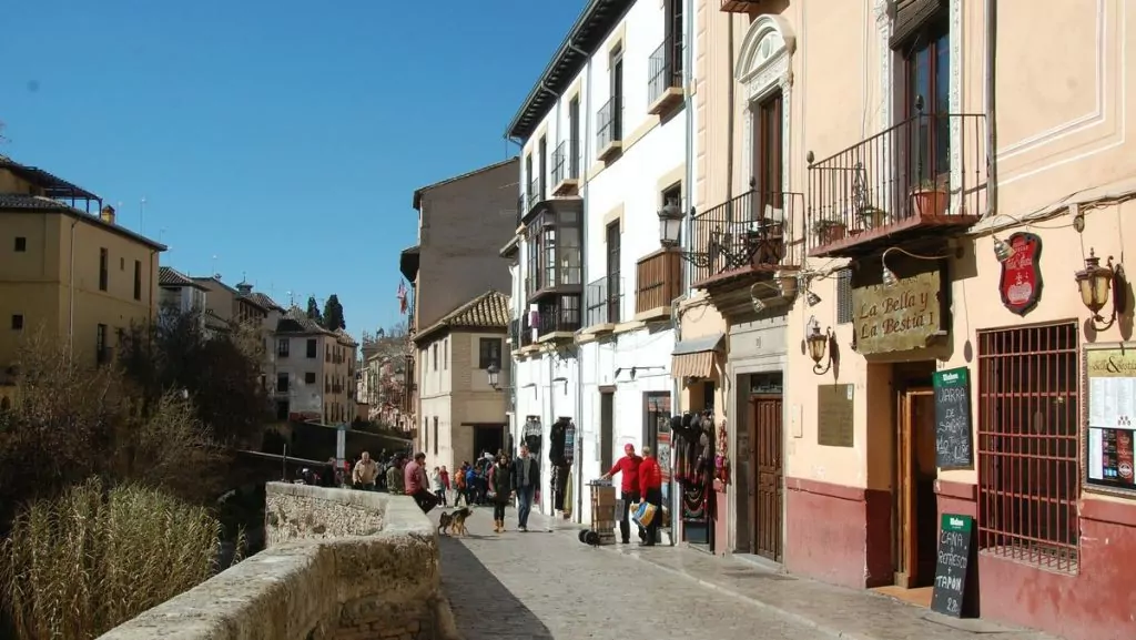 Den gamla stadsdelen Albaicín i Granada