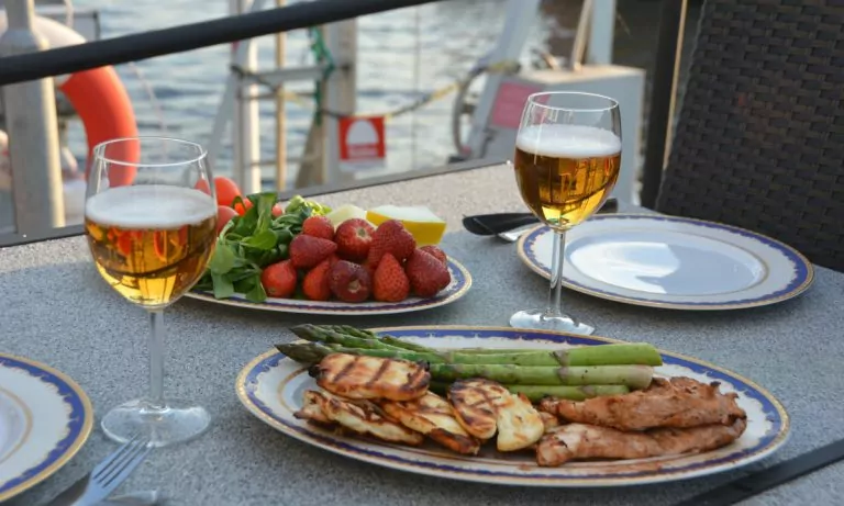 Grillad kyckling, halloumi och sparris med fruktsallad