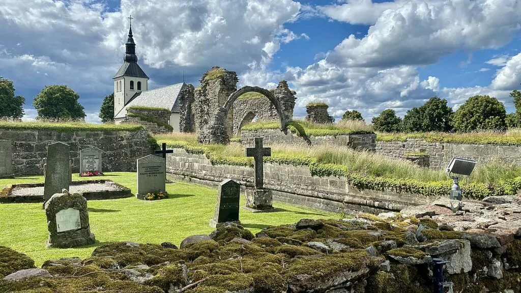 Kyrkoruiner i Sverige