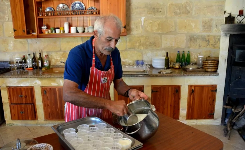 Göra traditionell ost på Gozo