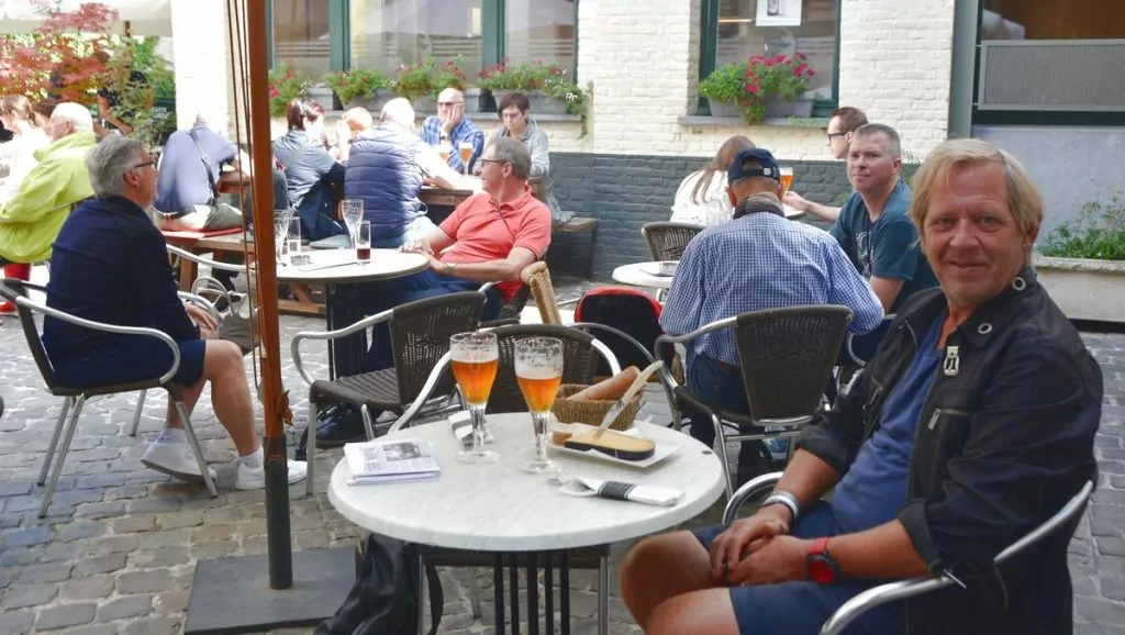 Med varsin belgisk öl på bryggeri i Brygge
