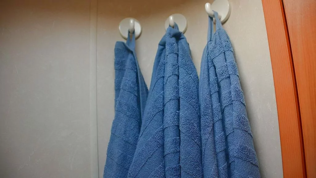 handdukar i badrummet
