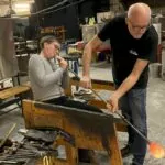 Blåsa glas – prova på i Kosta Glascenter