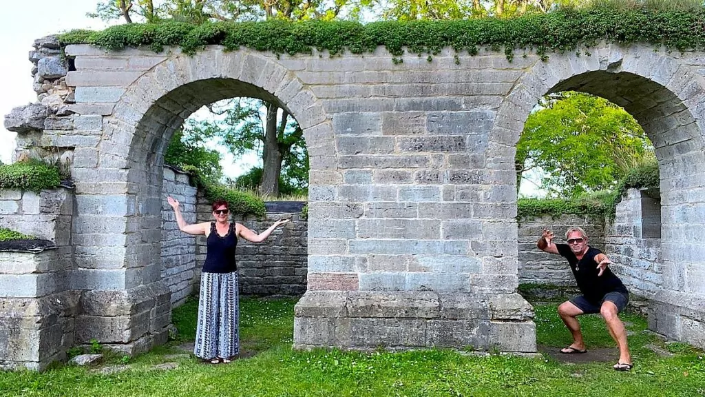 Helena och Peter i Alvastra klosterruin