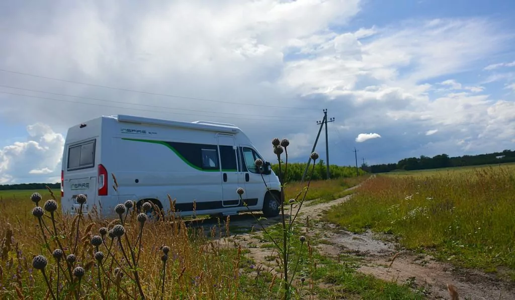 Husbil i Estland, vid klipporna i Ontika