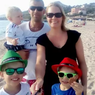 Heidi Laxström tillsammans med familjen på Korsika