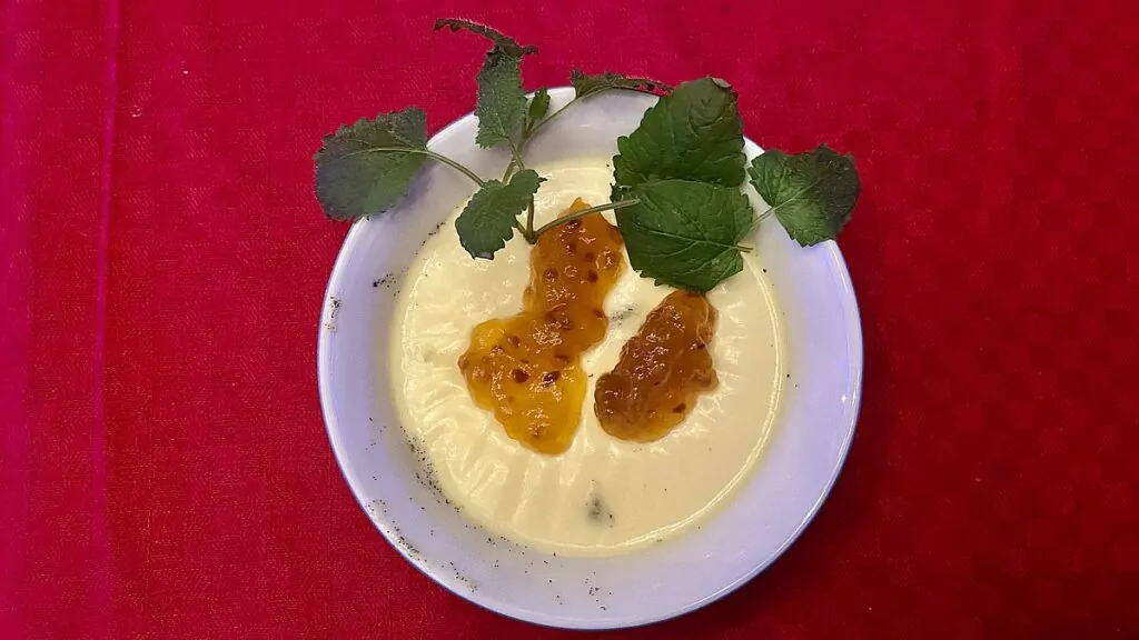 Efterrätter till nyår - pannacotta med hjortronsylt