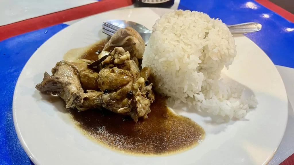 Vad äter man i Filippinerna? - filippinsk mat - chicken adobo