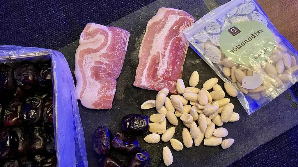 Ingredienser för att göra baconlindade dadlar