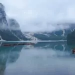 Magiskt vid sjön Lago di Braies i Dolomiterna i Italien