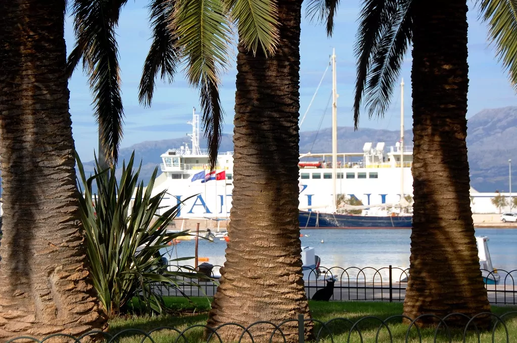 Färjan mellan Split och Supetar ligger i hamn