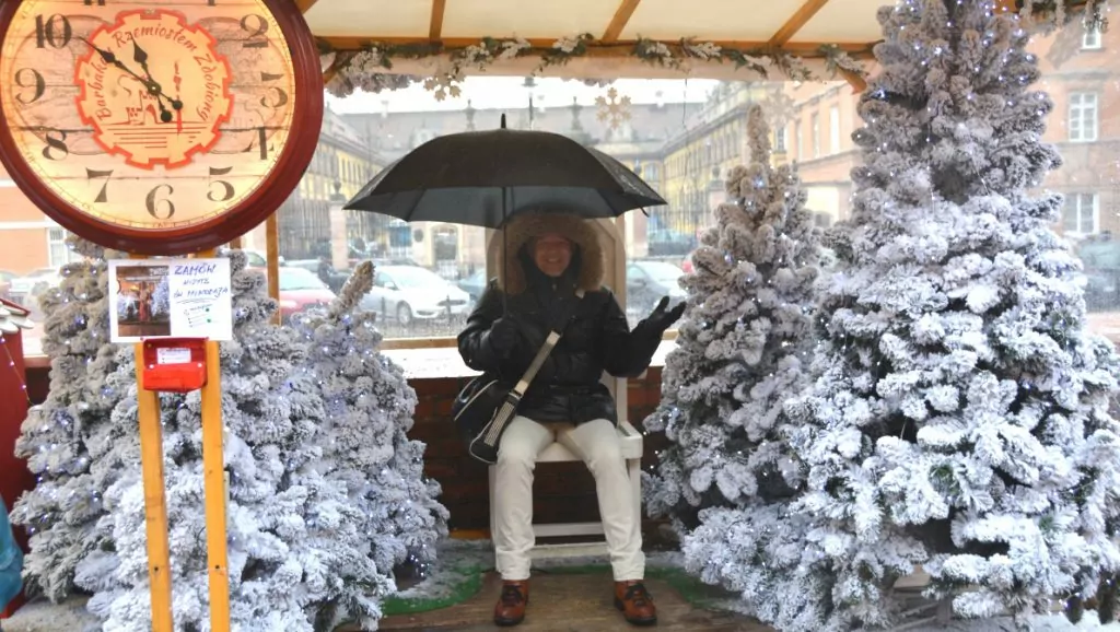 Peter med paraply, vid granar med konstgjord snö