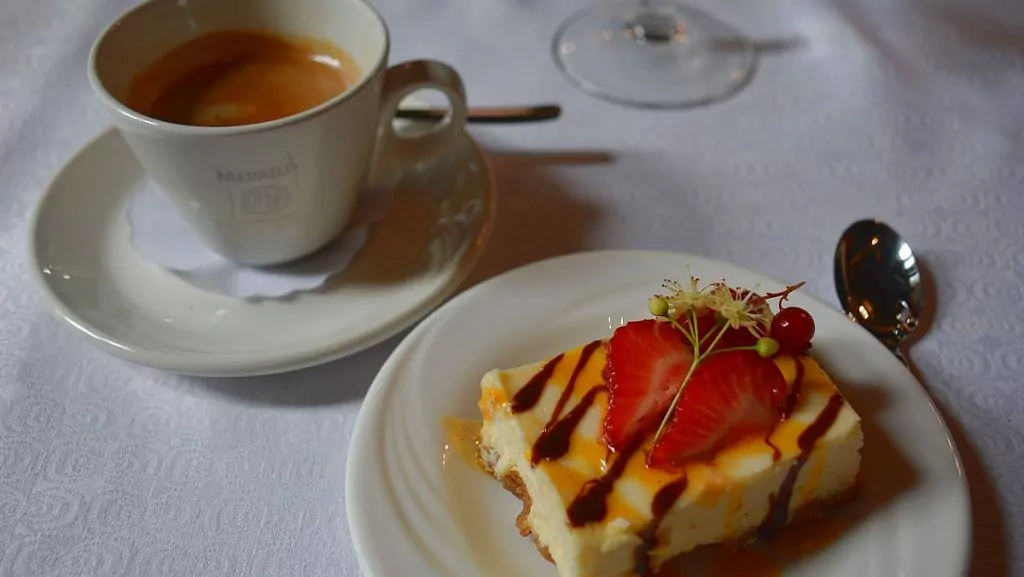 Kaffe och kaka på slottet Alatskivi vid sjön Peipus i Estland