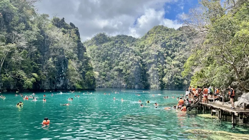 Att göra i Coron i Filippinerna - simma i Kayangan Lake