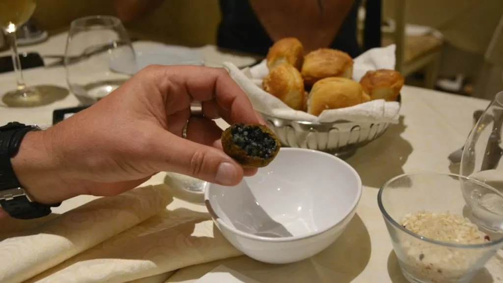 Före maten fick vi en lite friterad boll med svart risfyllning - färgat med bläckfiskbläck