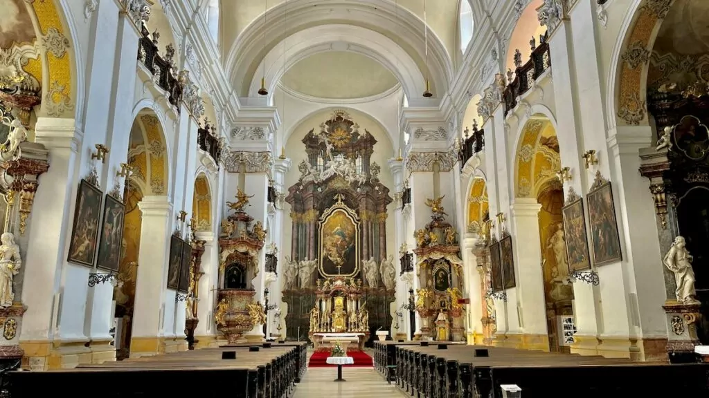 Göra i Hradec Králové - kyrkan Kostel Nenebevvzeti Panny Marie